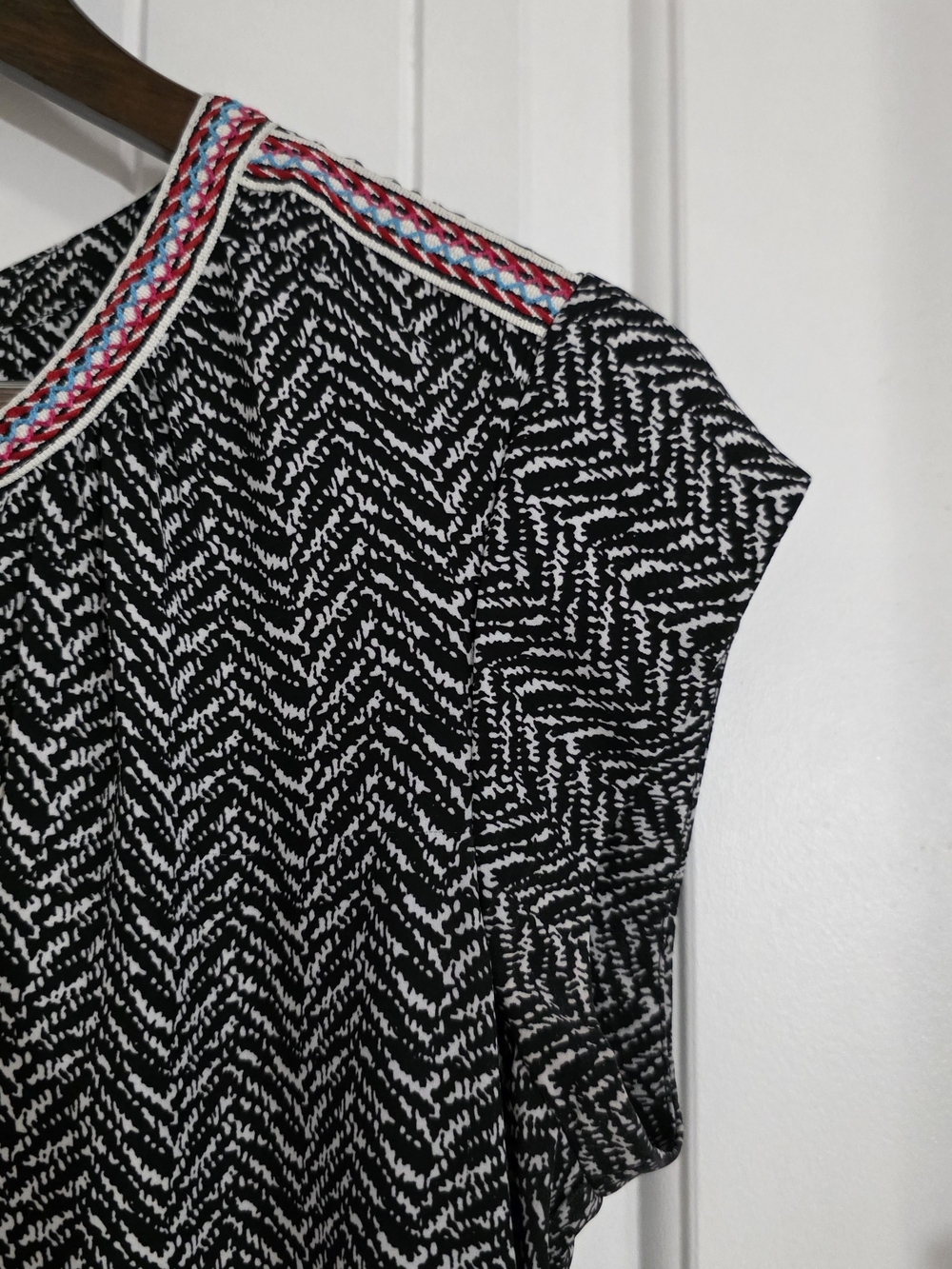 Daniel Rainn Small Black White Chevron Blouse Embroidered Trim Boho Top - Picture 7 of 9